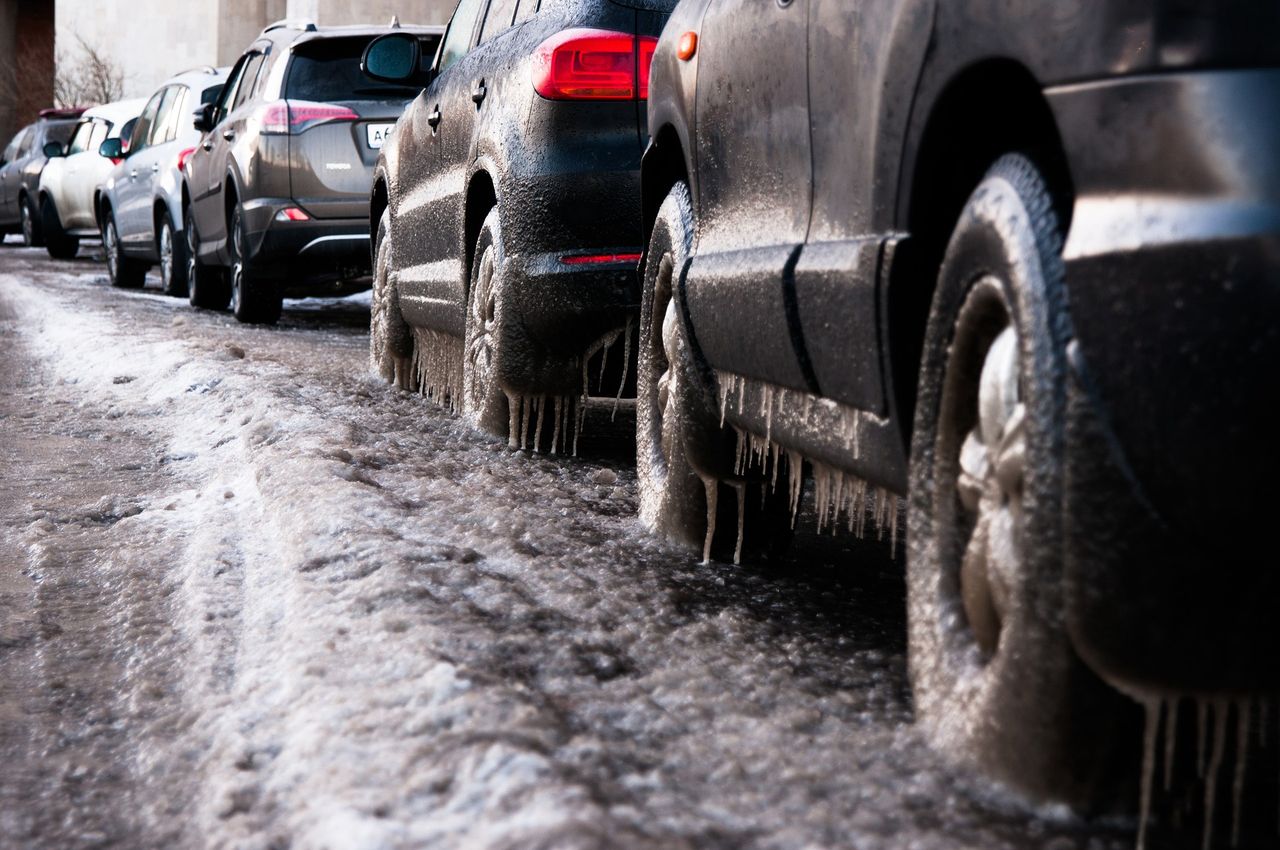 Glass on the roads. How to prevent loss of traction?