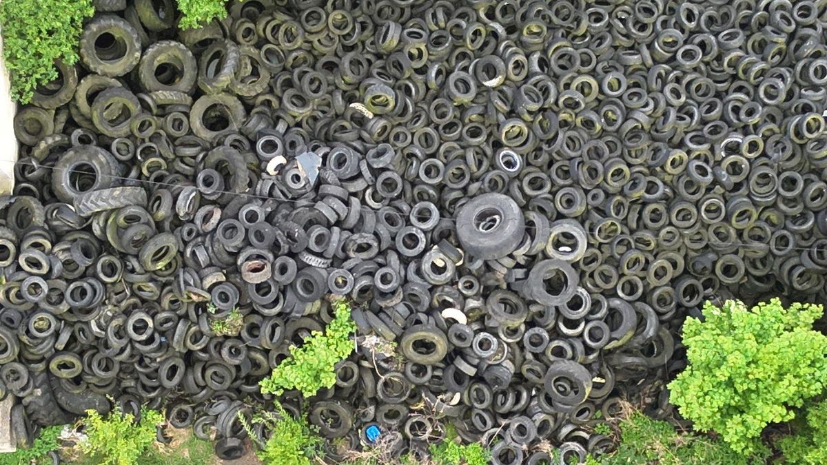 Nielegalne składowisko opon