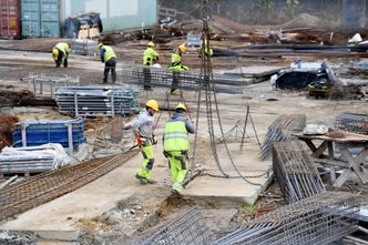 Płace rosną, ale nie wszyscy doczekali podwyżek. Firmy mniej zatrudniają