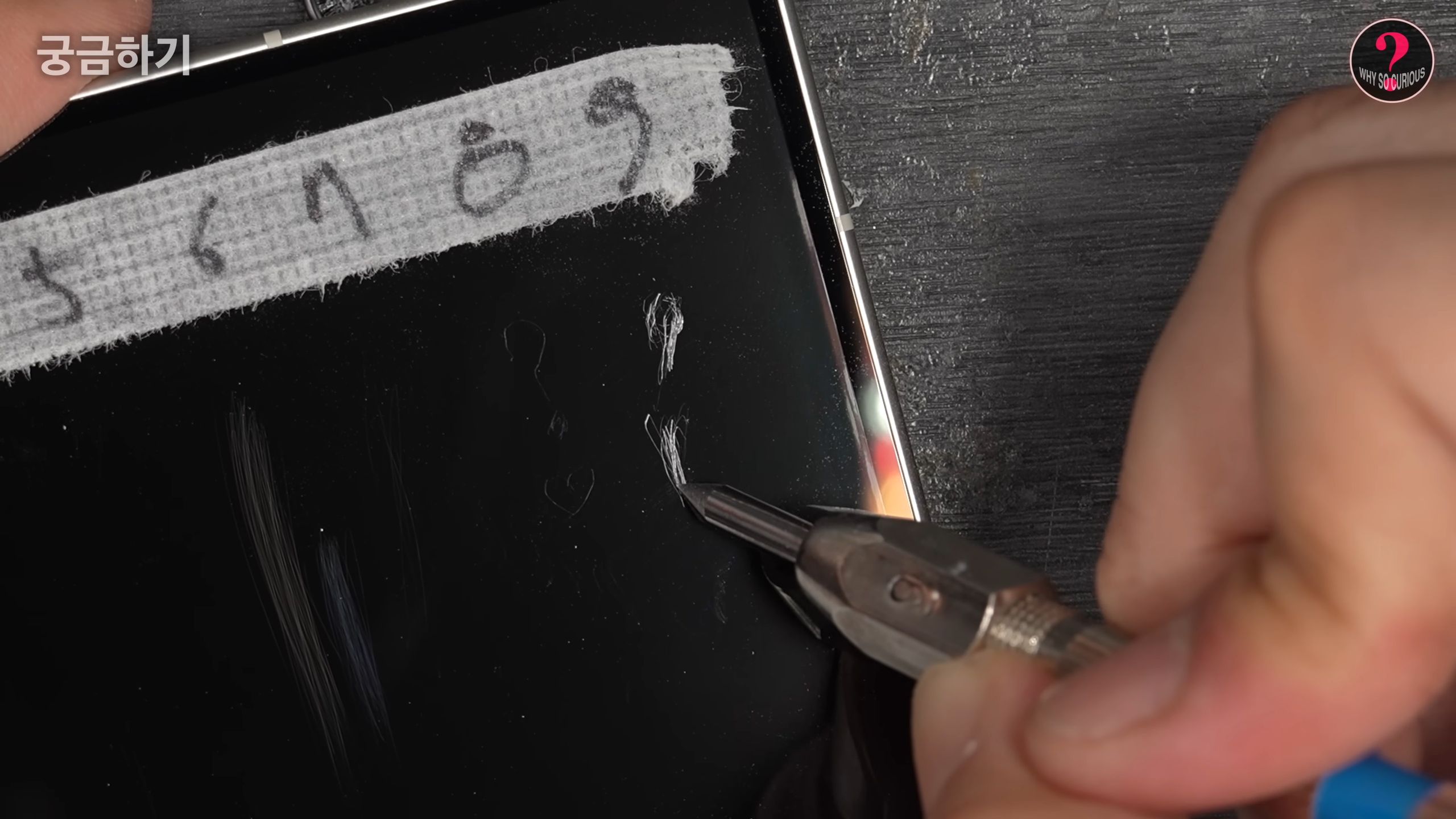Ekran w Samsung Galaxy Z Fold 8 jest trochę mniej wytrzymały