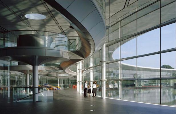Centrum McLarena - architektura przemysłowa od Foster + Partners [wideo] 4
