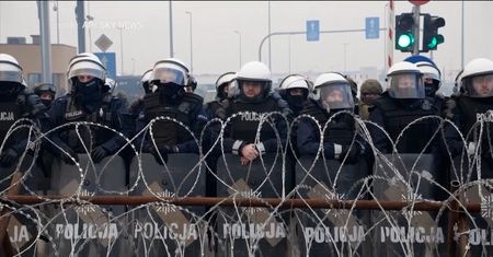 Tłum migrantów na granicy polsko-białoruskiej. Marcin Przydacz: to bardzo cyniczna gra