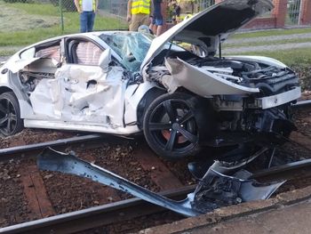 Bulowice: Porsche zmiecione przez pociąg na przejeździe kolejowym. 69-letni kierowca trafił do szpitala