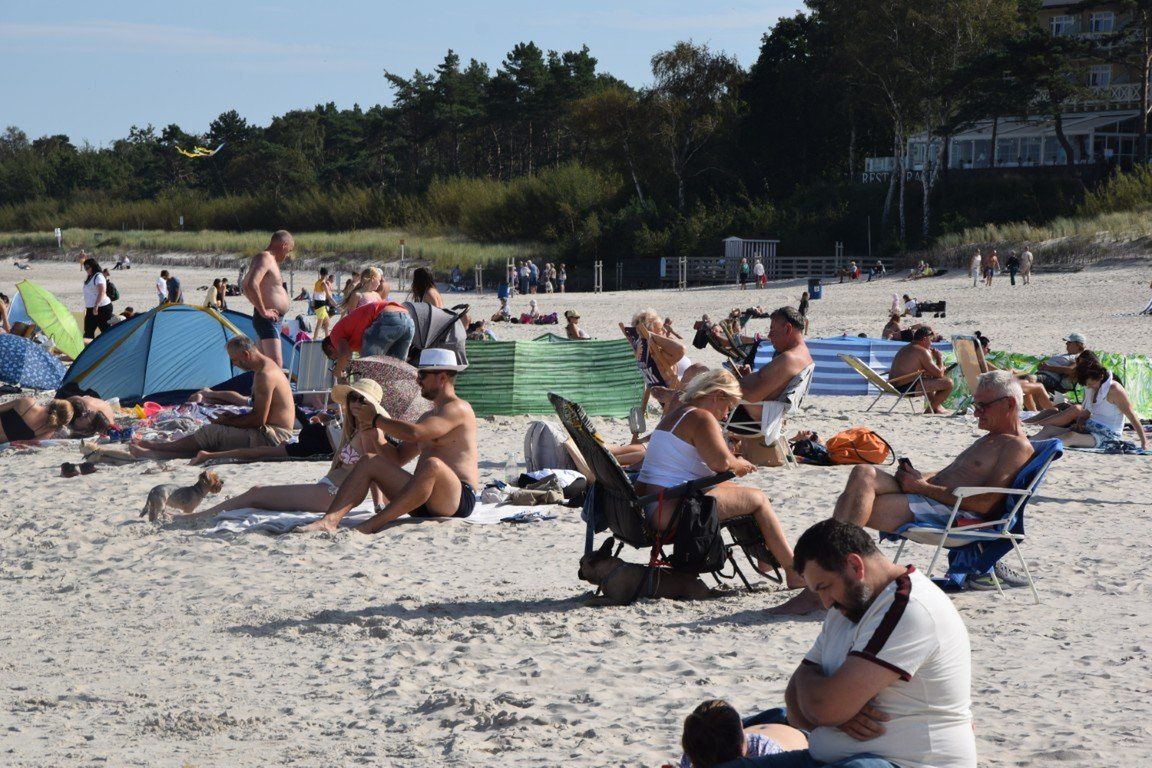 Upalna pogoda ściągnęła do Łeby plażowiczów