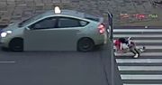 Nastolatka potrącona na przejściu dla pieszych. Policja ostrzega i publikuje nagranie! [VIDEO]