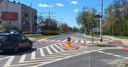 Łódź: Kierowcy pukają się w czoło - po co w tym miejscu osobny pas? Zwęzili Pabianicką, żeby zrobić prawoskręt w małą uliczkę Cieszyńską