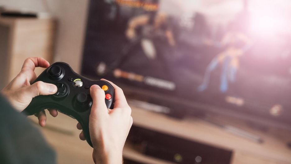 xbox grający na konsoli
