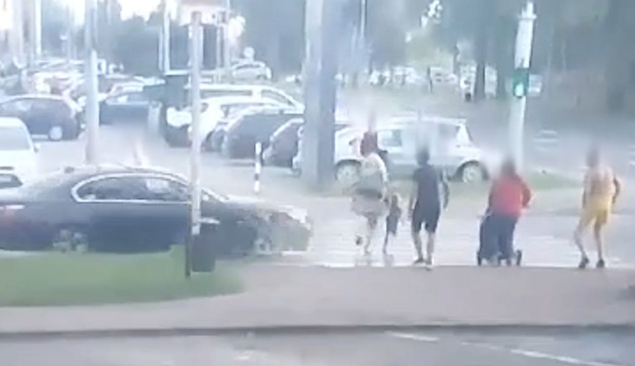 Kierowca BMW potrącił kobietę z dzieckiem na przejściu dla pieszych. Wstrząsające nagranie