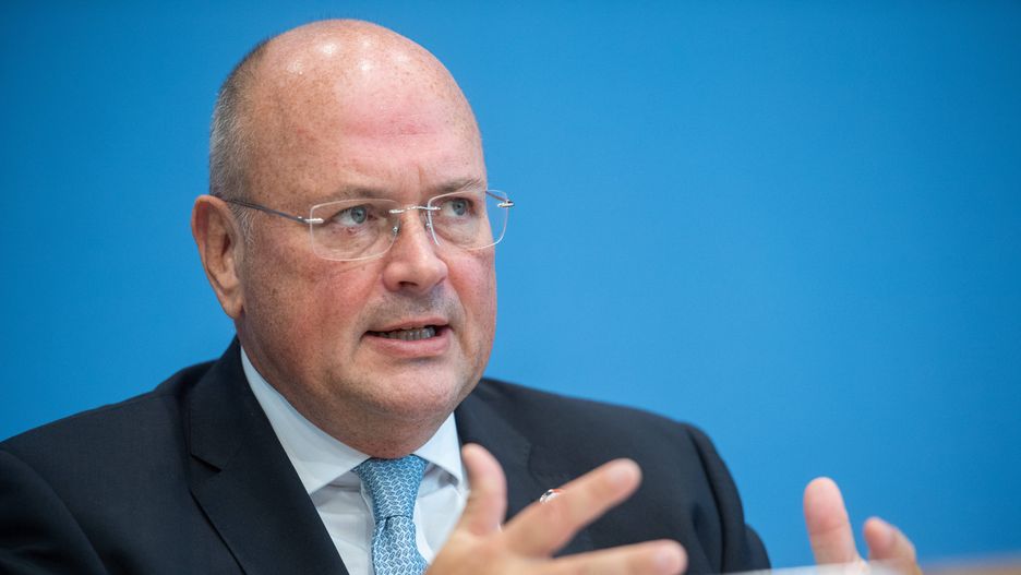 Niemcy. Miał czuwać nad bezpieczeństwem informacji. Zarzucono mu "bliskie kontakty" z Rosją 