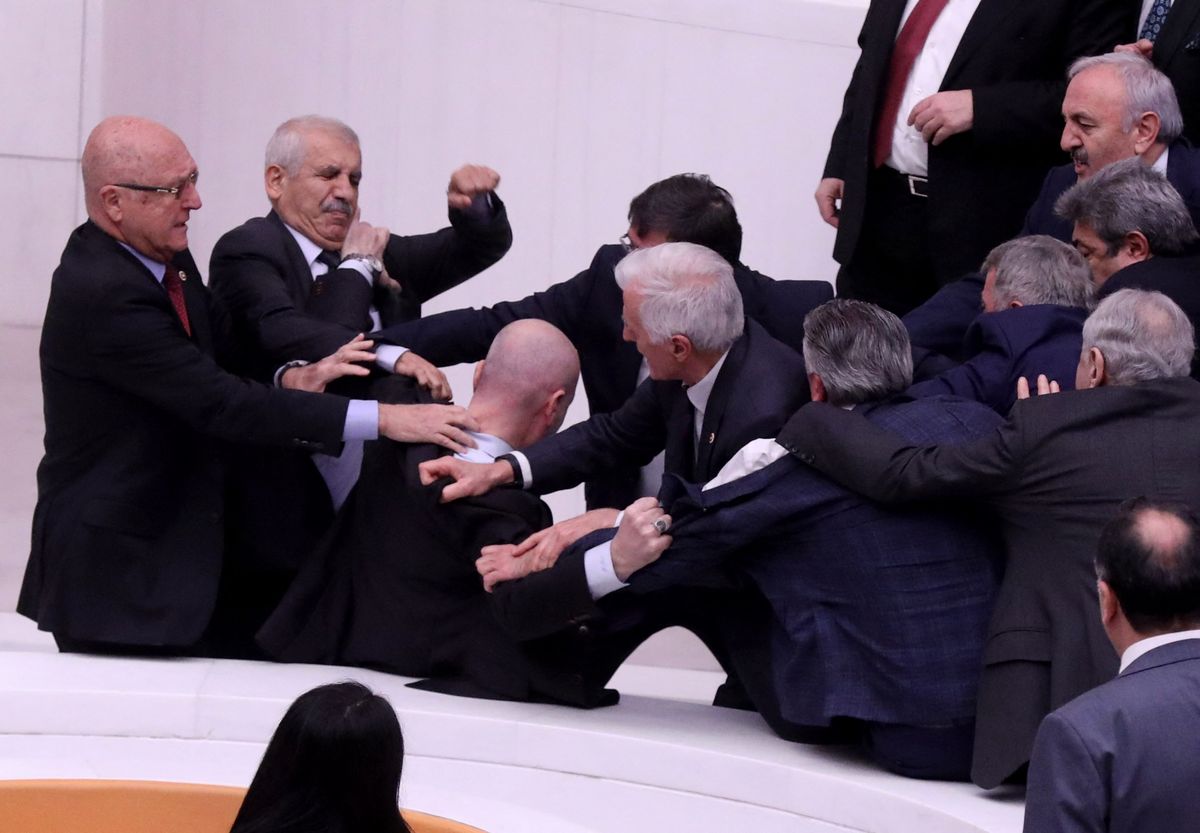Bójka w tureckim parlamencie. Jeden z polityków trafił do szpitala (FORUM)