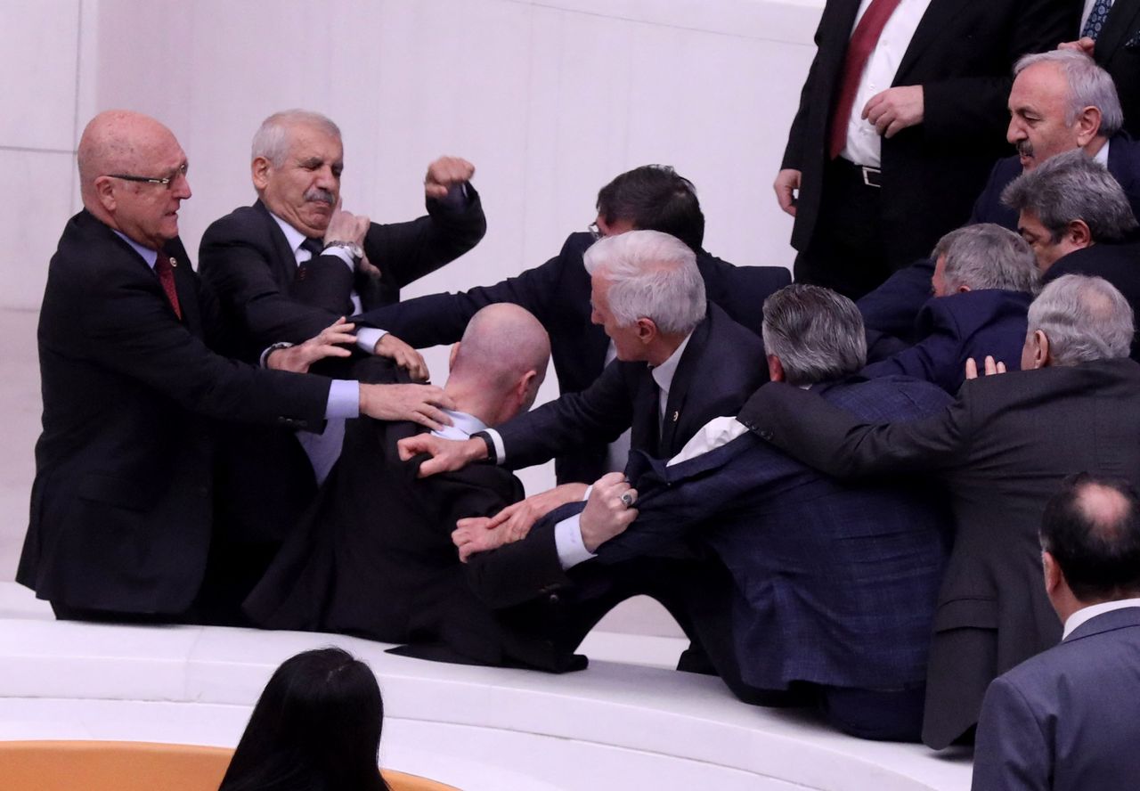Bójka w tureckim parlamencie. Jeden z polityków trafił do szpitala