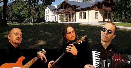 Klasyka, tango i muzyka filmowa pod lipą. Koncert ART MUSIC TRIO w Kłóbce