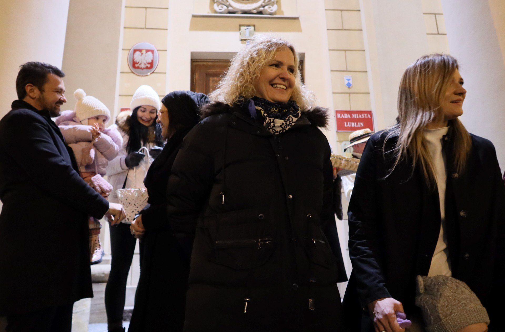 Choinka miejska i świąteczne iluminacje już świecą.