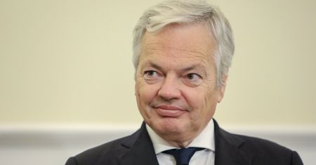 Unijny komisarz dostał prezent. Zdradził, co powiedział Ziobrze