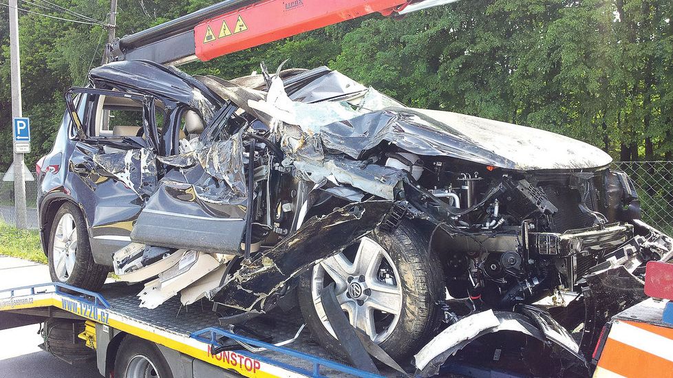 Skasowany Volkswagen Tiguan Ewy Farnej (źródło: blesk.cz)