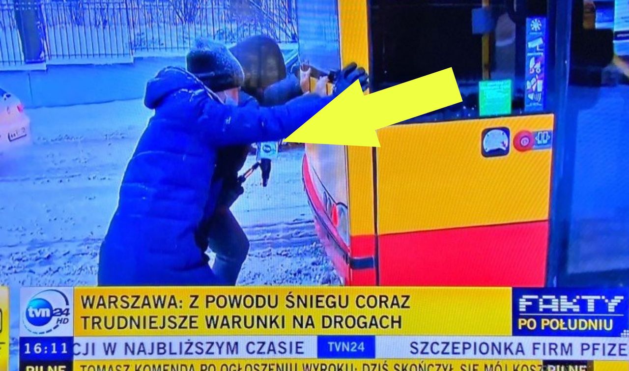 Wideo hitem sieci. Reporter TVN24 pcha autobus