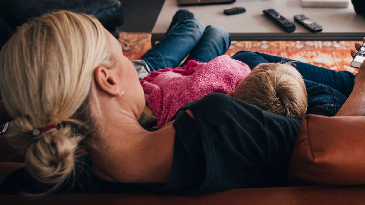 Wiele kobiet rezygnuje z pracy zawodowej na rzecz opieki nad domem i dziećmi / zdjęcie ilustracyjne