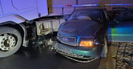 Uciekała przed policją. Uderzyła w ciężarówkę