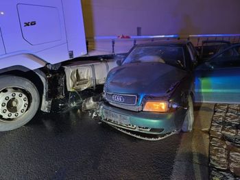 Uciekała przed policją. Uderzyła w ciężarówkę