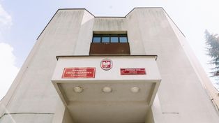 Wyprowadziły ich służby. Urzędnicy z rzeszowskiej skarbówki staną przed sądem