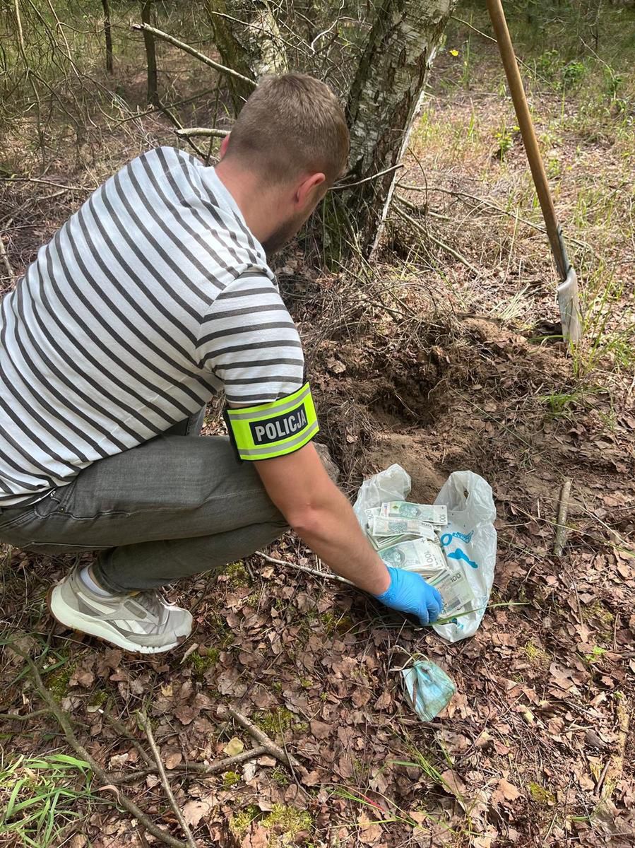 Zakopał torbę w lesie. Kierowca w rękach policji