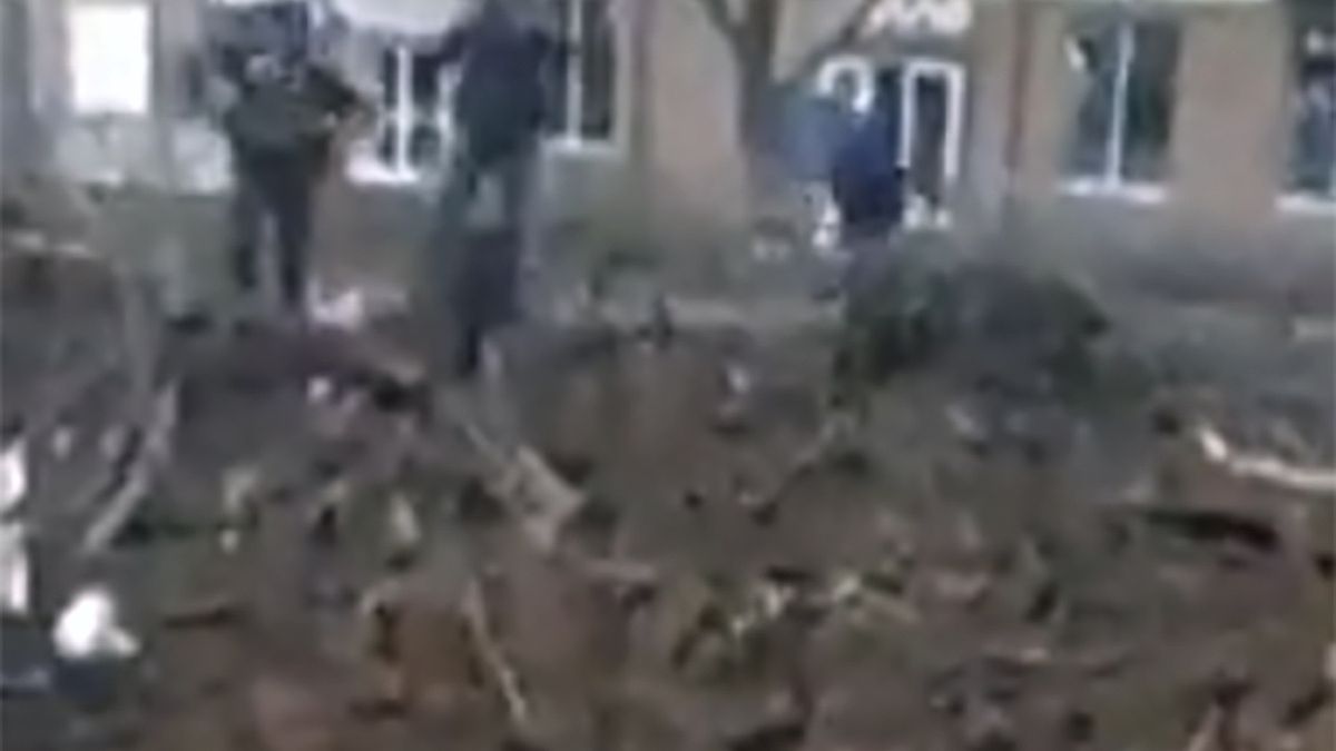 Mariupol. Mieszkańcy zgromadzili się dookoła miejsca uderzenia rosyjskiej rakiety