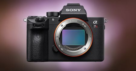 Sony A7R III - matryca 42,4 Mpix, 10 kl./s, filmy 4K i wydajniejsza bateria, a to początek nowości