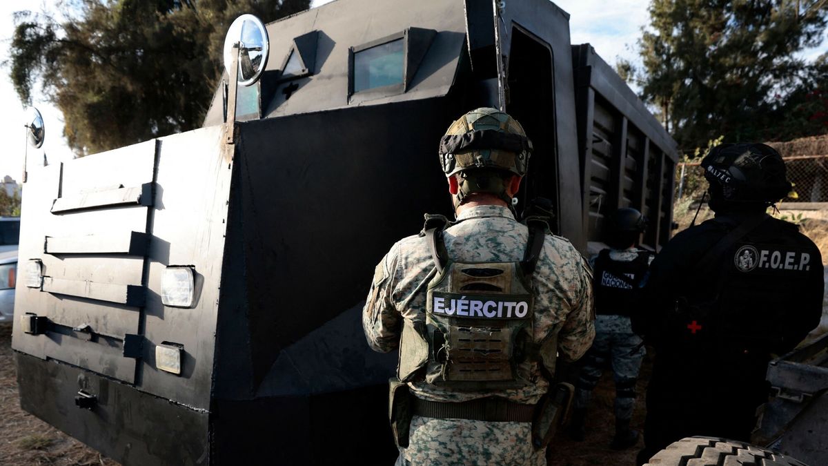 Operacja przeciwko kartelom narkotykowym w Meksyku
Elements of the Mexican Army, the National Guard and the Jalisco Security Secretariat guard four armored vehicles that were seized to criminals in Tlaquepaque, Jalisco State, Mexico on February 13, 2025. According to local authorities, during a combined operation against drug cartels, four alleged criminals were arrested and the authorities seized material to make explosives, chemical precursors, video surveillance cameras, tactical equipment, and several firearms in the Northern Highlands region of the state of Jalisco. (Photo by Ulises Ruiz / AFP)
ULISES RUIZ