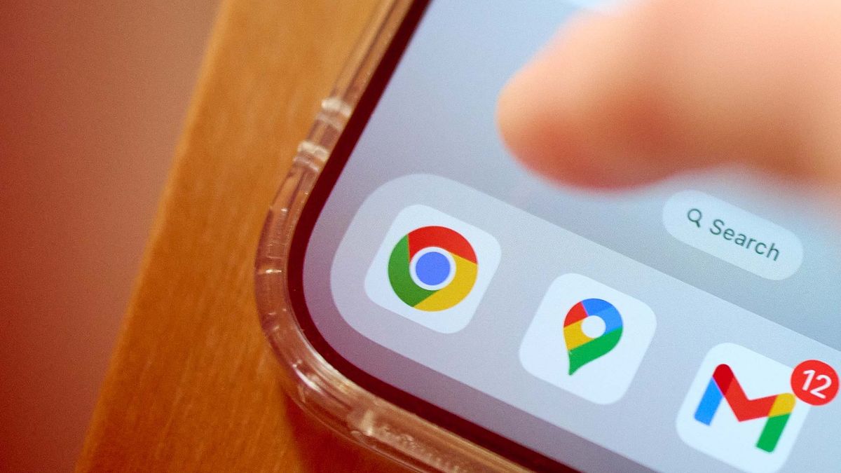 The Google Chrome application, left, on a smartphone arranged in the Queens borough of New York, US, on Tuesday, Nov. 19, 2024. Top Justice Department antitrust officials have decided to ask a judge to force Alphabet Inc.'s Google to sell off its Chrome browser in what would be a historic crackdown on one of the biggest tech companies in the world. Photographer: Gabby Jones/Bloomberg via Getty Images