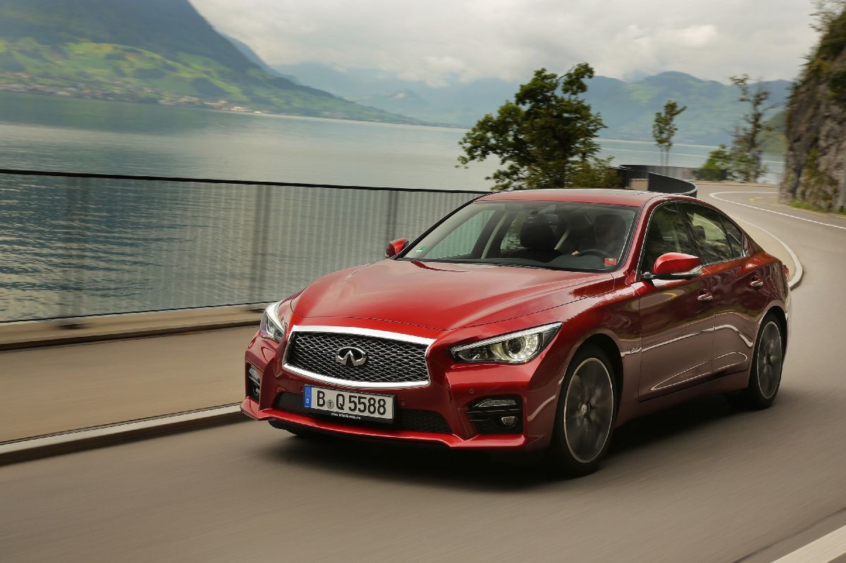 Infiniti Q50 z 2-litrowym silnikiem turbo