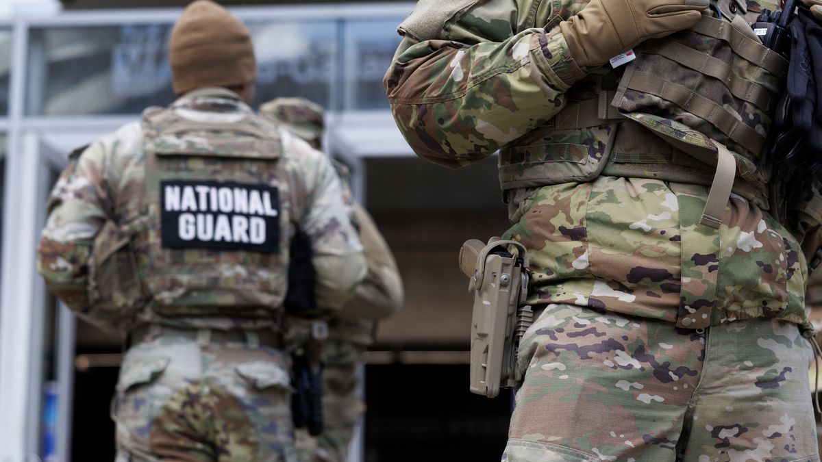 Reaction to the shooting of National Guard members in Washington DC
epa12555931 National Guard members stand on deployment in northeast Washington after two National Guard members were shot in Washington, DC, USA, 28 November 2025. US President Trump announced on 27 November that National Guard member Sarah Beckstrom died of her injuries following a shooting in Washington on 26 November, another National Guard member Andrew Wolfe remains in hospital.  EPA/WILL OLIVER 
Dostawca: PAP/EPA.
WILL OLIVER
site, shooting, national guard