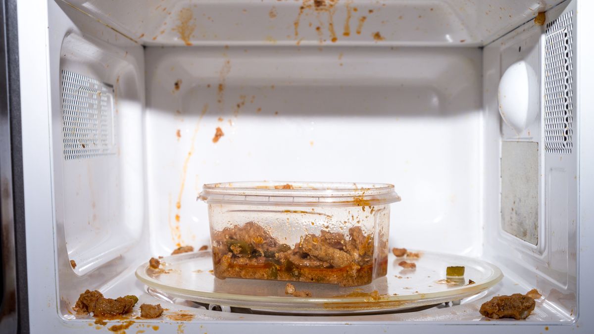 Usuwanie brudu z mikrofalówki