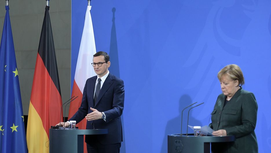Berlin, Niemcy, 25.11.2021. Premier Mateusz Morawiecki (L) i kanclerz Niemiec Angela Merkel (P) podczas konferencji prasowej po spotkaniu w Berlinie, 25 bm. Szef rządu przebywa z jednodniową wizytą w Niemczech. (sko) PAP/Marcin Obara