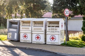Znikają kontenery PCK. Co zrobić z niepotrzebną odzieżą?