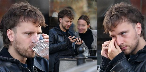 Maciej Musiał gaworzy w modnej kawiarni i OKŁADA OKO lodem ze szklanki. Czyżby za nim ciężka noc? (ZDJĘCIA)