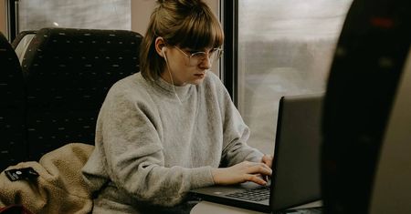 Dobry laptop na powrót do codzienności po wakacjach. A może wręcz idealny