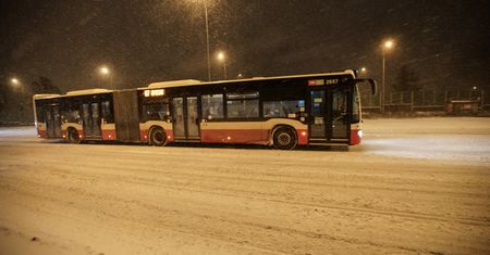 Białorusin pchał miejski autobus, który utknął w śniegu. Jego postawę doceniły zagraniczne media