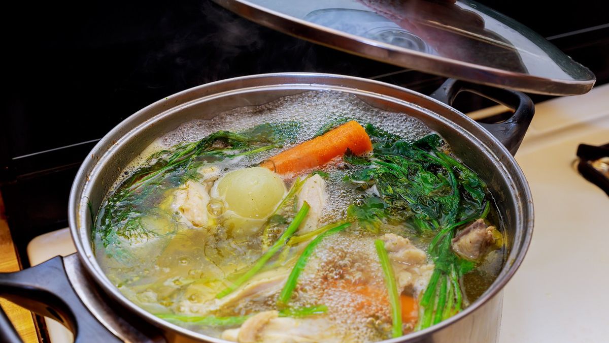 Zawsze zostawiam odrobinę i gdy gotuję rosół, dorzucam do niego. Nie potrzeba maggi