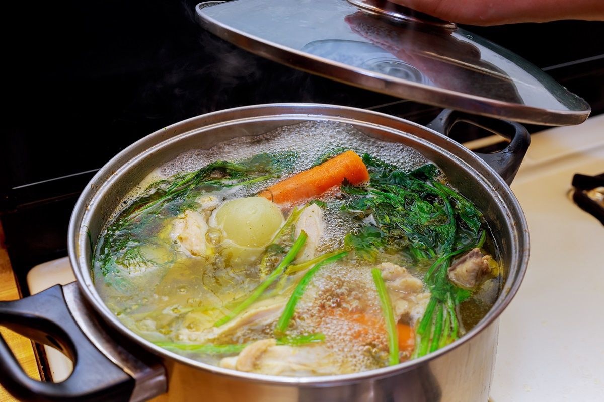 Zawsze zostawiam odrobinę i gdy gotuję rosół, dorzucam do niego. Nie potrzeba maggi