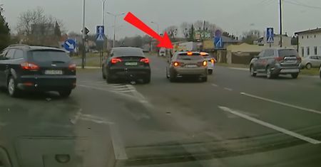 Nagrali teslę. Spójrz na reakcję pieszego