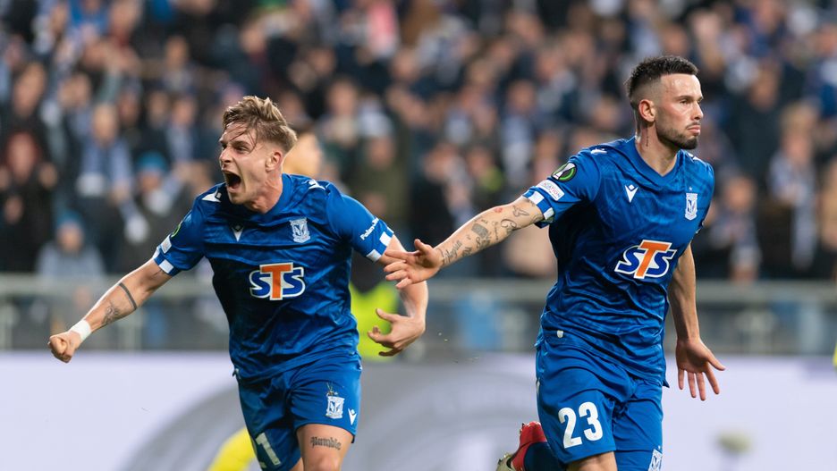 Poznań, 03.11.2022. Zawodnicy Lecha Poznań Michał Skóraś (L) i Kristoffer Velde (P) cieszą się z bramki zdobytej podczas meczu grupy C piłkarskiej Ligi Konferencji z Villarreal CF, 3 bm. (js) PAP/Jakub Kaczmarczyk