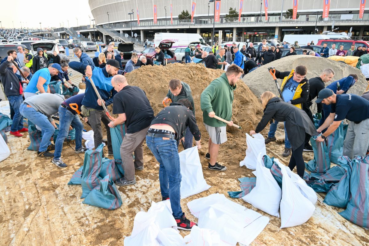 Mieszkańcy Wrocławia zaopatrują się w worki z piaskiem