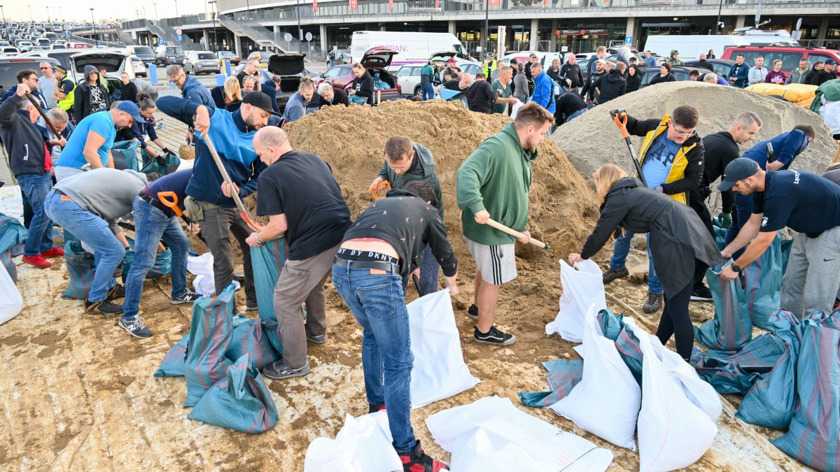 Mieszkańcy Wrocławia zaopatrują się w worki z piaskiem