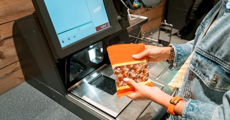 Ochroniarz zdradził, co dzieje się w sklepach. Ci, którzy wyglądają na zamożnych, kradną najbardziej