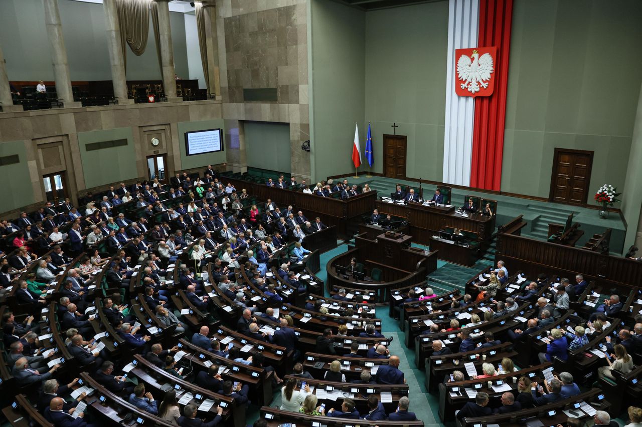 Konfederacja zyskuje, Trzecia Droga z najgorszym wynikiem. Nowy sondaż