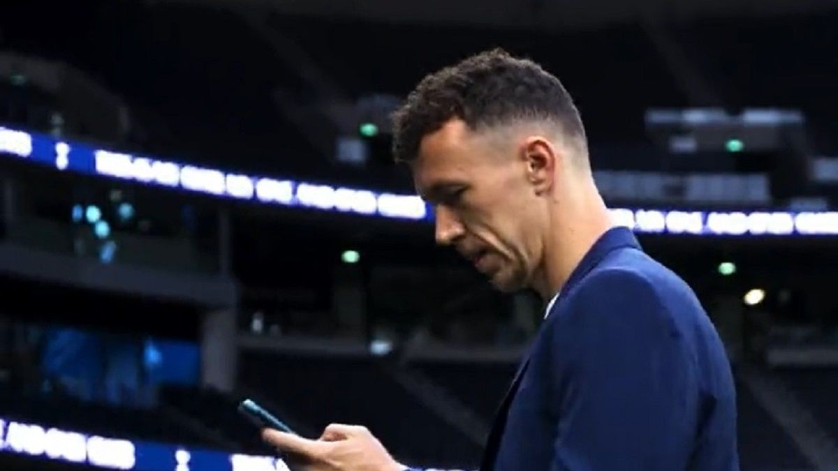 Ivan Perisić w czasie prezentacji w Tottenhamie Hotspur