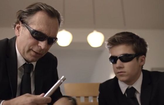 Agenci w czerni edukują dzieci w kampanii Tauronu (wideo)