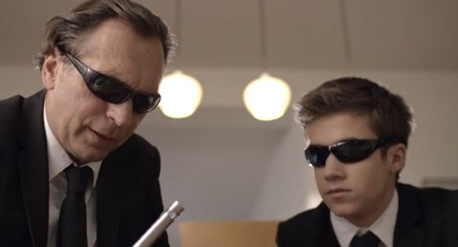 Agenci w czerni edukują dzieci w kampanii Tauronu (wideo)