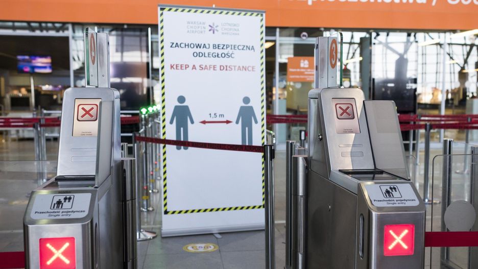 Po dokładnej kontroli przeprowadzonej przez funkcjonariuszy na lotnisku Chopina wyszło na jaw, że zamiast tabletek na 12 paletach znajdowały się papierosy.