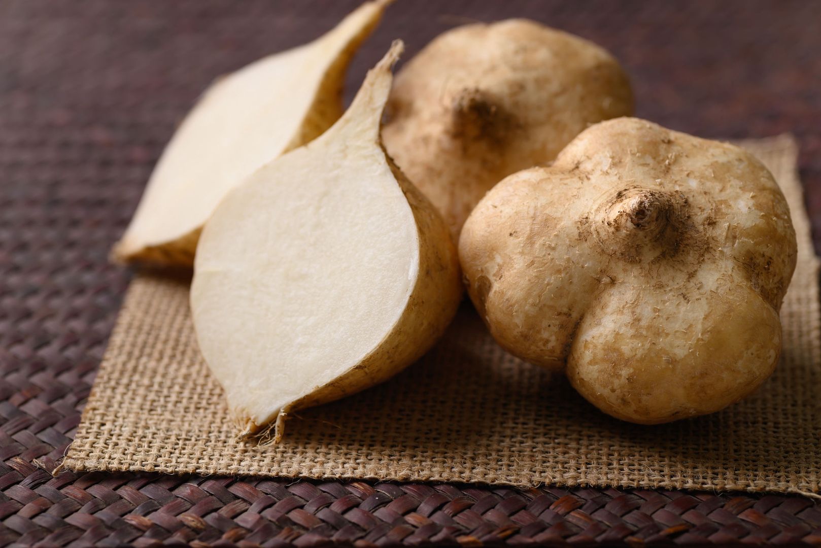 Bulwa jicama przecięta na pół